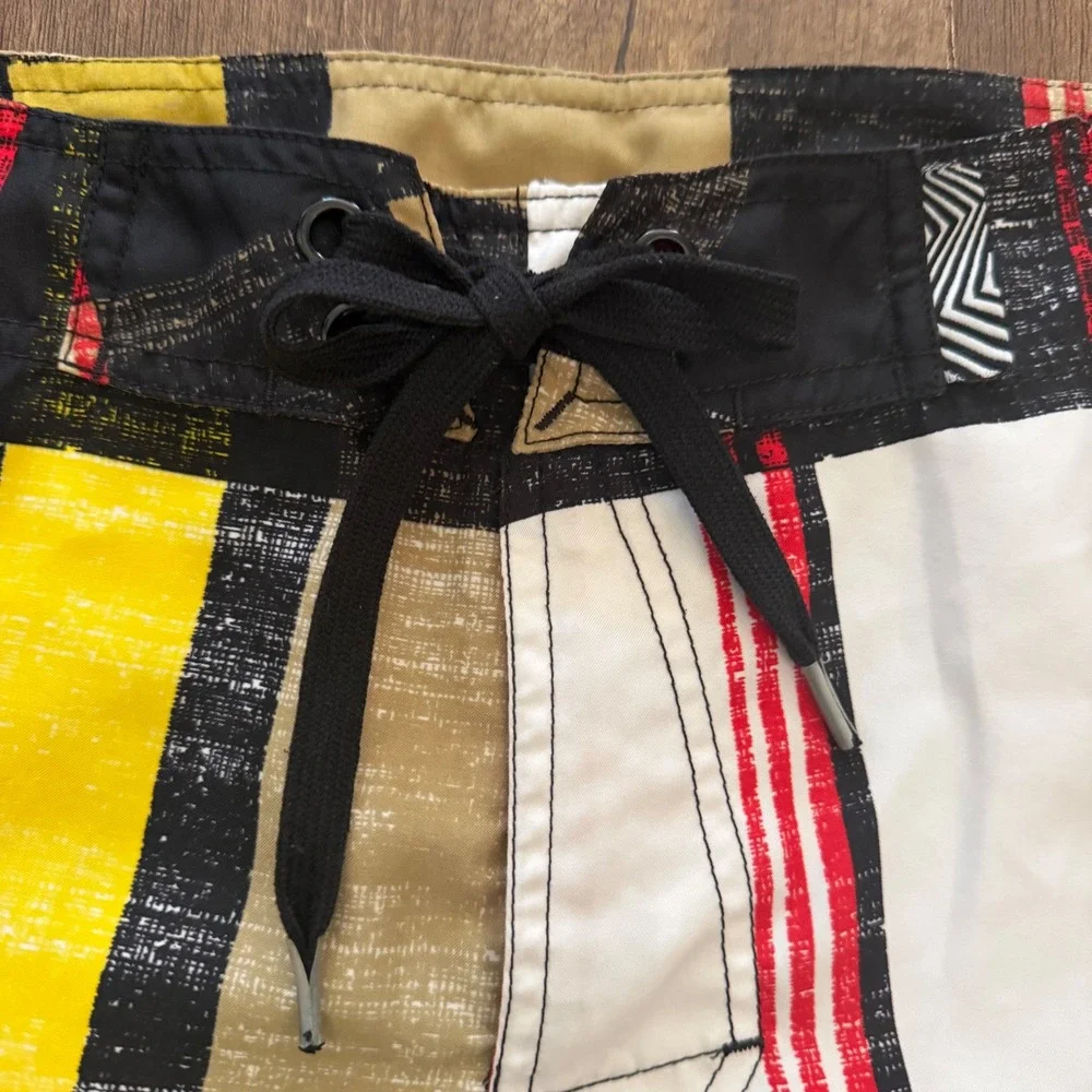 Volcom Board Shorts Mens 32 Yellow Plaid Cargo Pocket Swim Trunks Graphic Surf